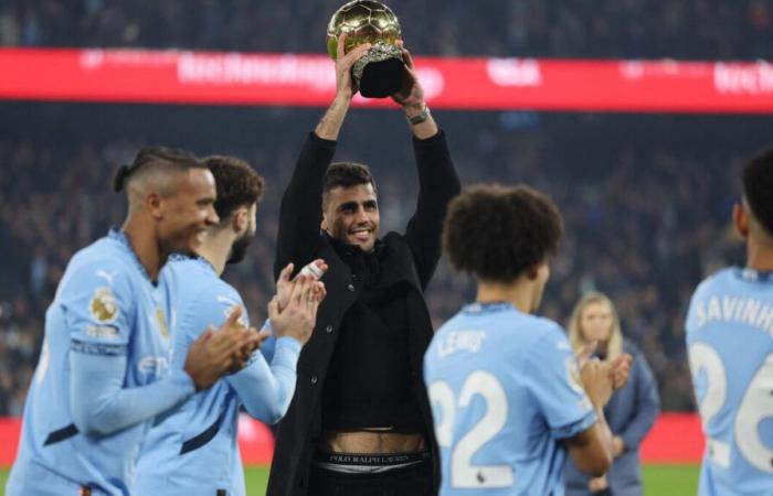 Fußball: Rodri überreicht dem Publikum von Manchester City seinen Ballon d’Or