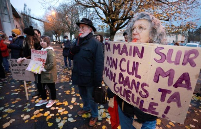 eine Demonstration, um „Stopp“ gegen sexistische und sexuelle Gewalt zu sagen