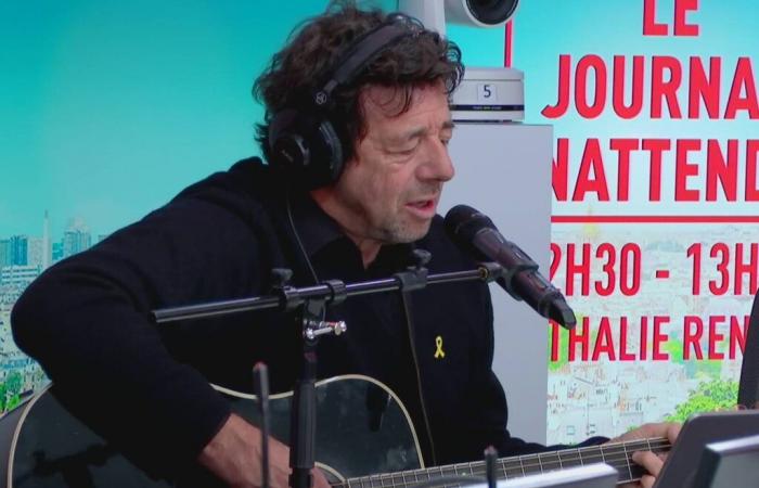 Patrick Bruel spielt „Les Chaises vides“, sein Lied zu Ehren der Opfer des 7. Oktober, live