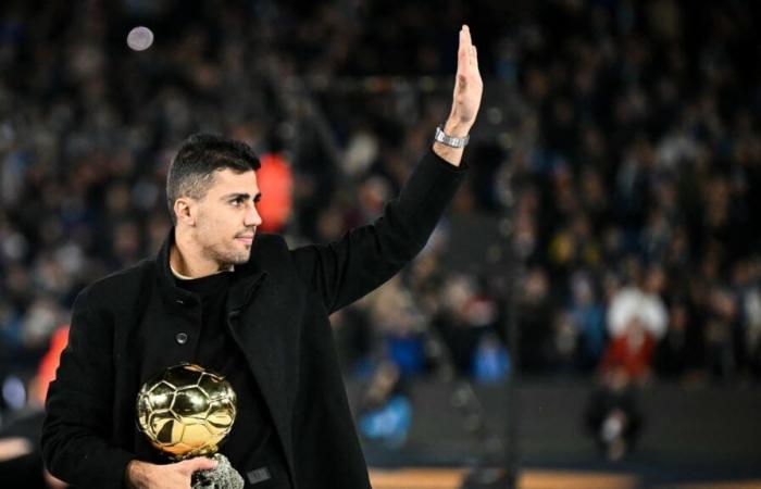 Rodri überreichte seinen Goldenen Ball im Etihad-Stadion