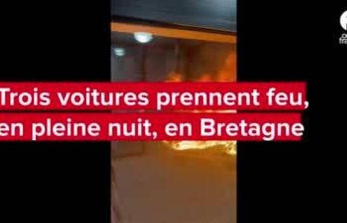 In der Bretagne fangen mitten in der Nacht drei Autos Feuer