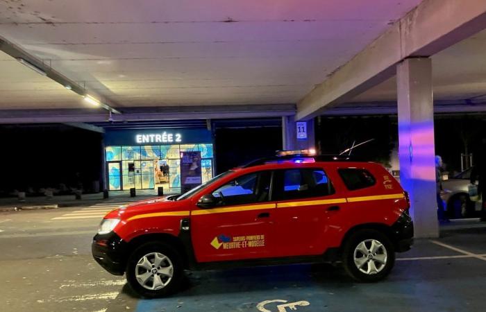 Rauch im Einkaufszentrum des Carrefour-Ladens nach dem Brand in einer Rösterei