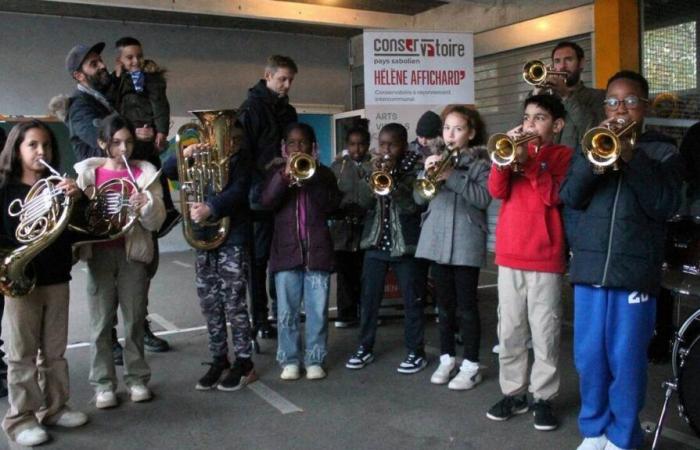 Saint-Exupéry-Schüler stellen ihre Instrumente vor den Eltern zur Schau