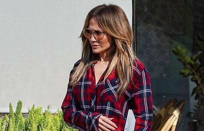 Jennifer Lopez macht eine Probefahrt mit dem Apple Picking Aesthetic in kariertem Flanell und zerrissenen Jeans