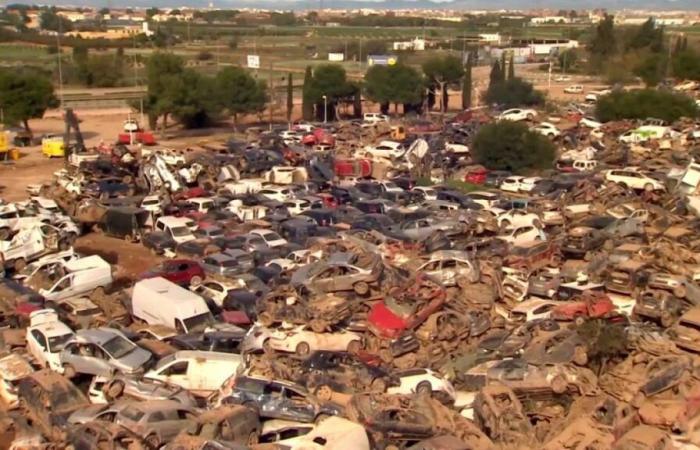 Ein riesiger Friedhof zerstörter Autos nach tödlichen Überschwemmungen in Spanien