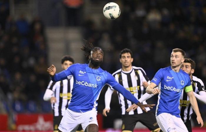 Der schwierige Abend hatte gegen Charleroi dennoch ein produktives Ende: Spitzenreiter Racing Genk beendete das Spiel mit einem siebten Heimsieg in Folge