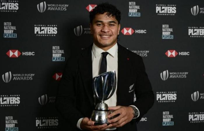 „Mein erster Gedanke galt meiner Mutter“, sagte Wallace Sititi, der bei den World Rugby Awards zur Offenbarung des Jahres gewählt wurde