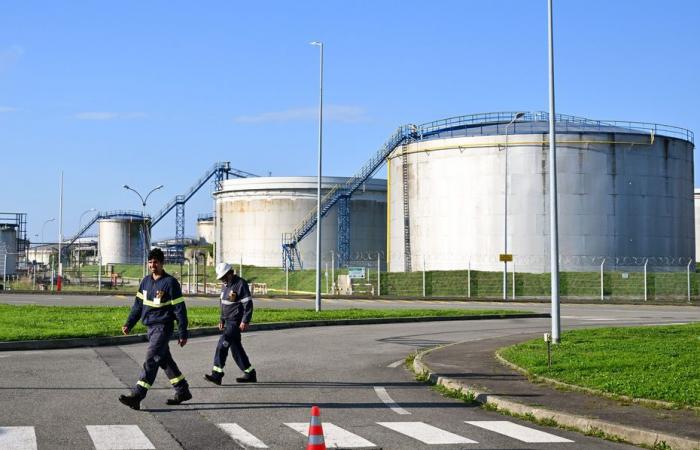 Ein Rohölleck in der Loire aus der TotalEnergies-Raffinerie in Donges