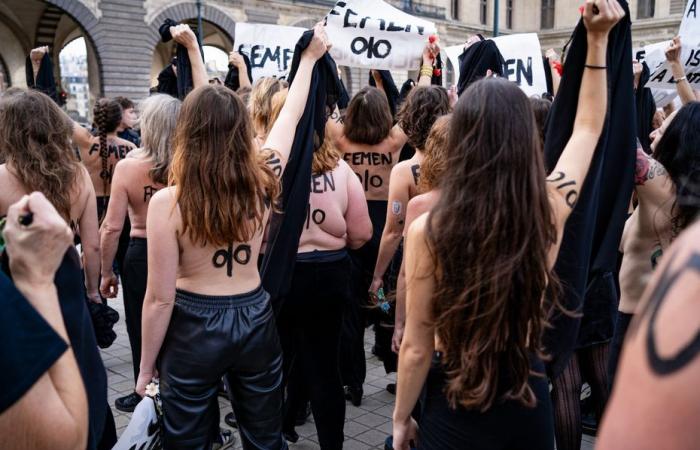 Femen-Aktivistinnen demonstrieren vor der Louvre-Pyramide