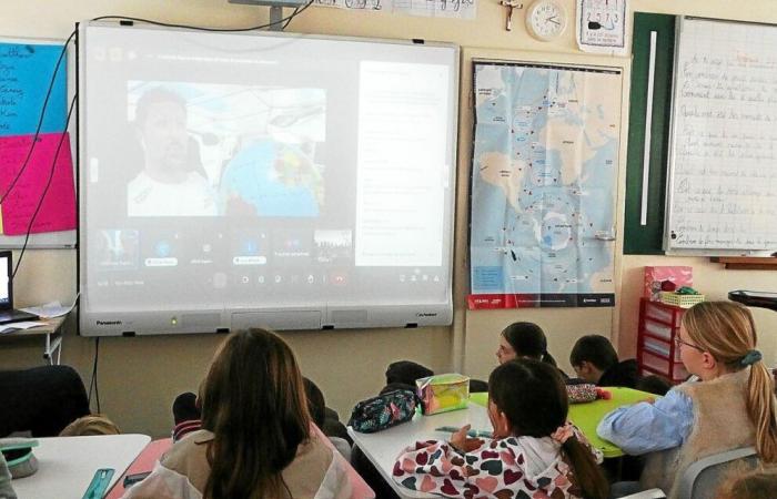 An der Schule Notre-Dame de la Clarté in Combrit wohnen die Schüler bei Yoann Richomme, dem Teilnehmer der Vendée Globe