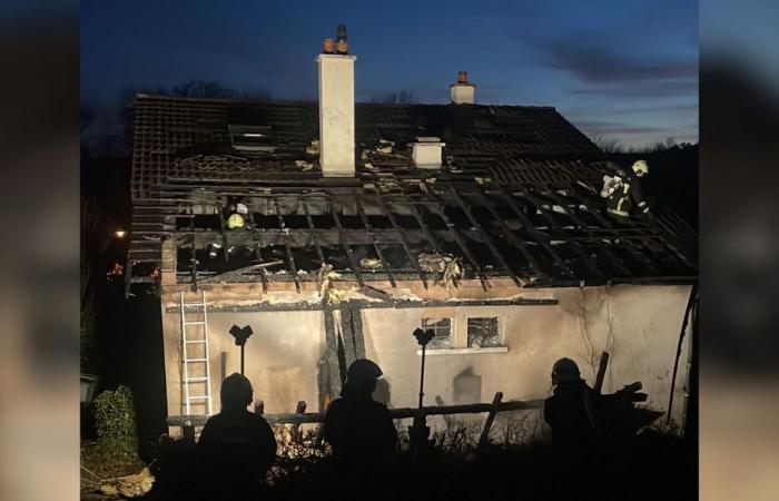 Ein Scheiterhaufen greift einen Pavillon an, das Dach wird teilweise zerstört