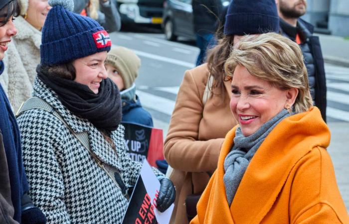 Großherzogin Maria Teresa demonstriert in Orange, um Frauen zu unterstützen, die Opfer von Gewalt geworden sind