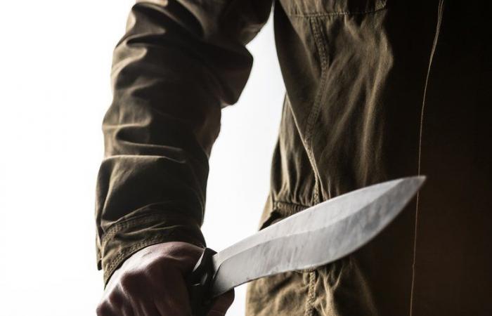 Ein Mann bittet ihn um Geld, woraufhin er mitten auf der Straße mit einer Machete angegriffen wird