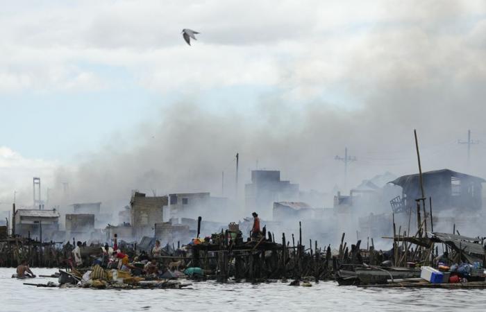 Philippinen | Hunderte Häuser im Slum von Manila durch Feuer verwüstet