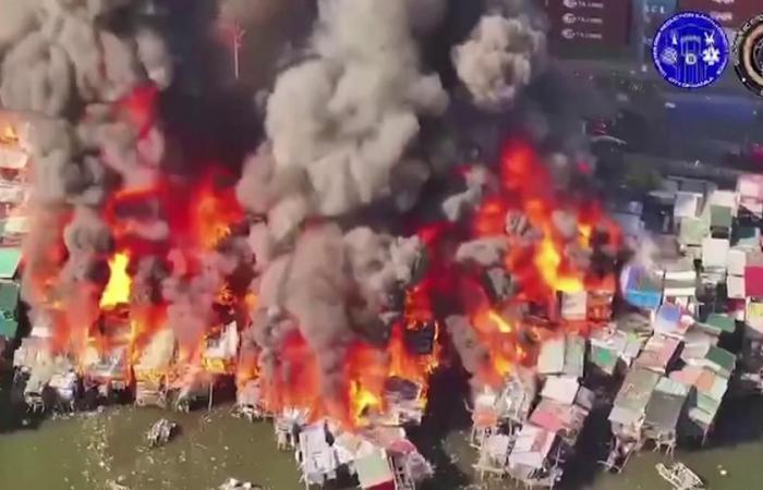 erschreckende Bilder des Feuers, das Hunderte Häuser in einem Slum in Manila verwüstete