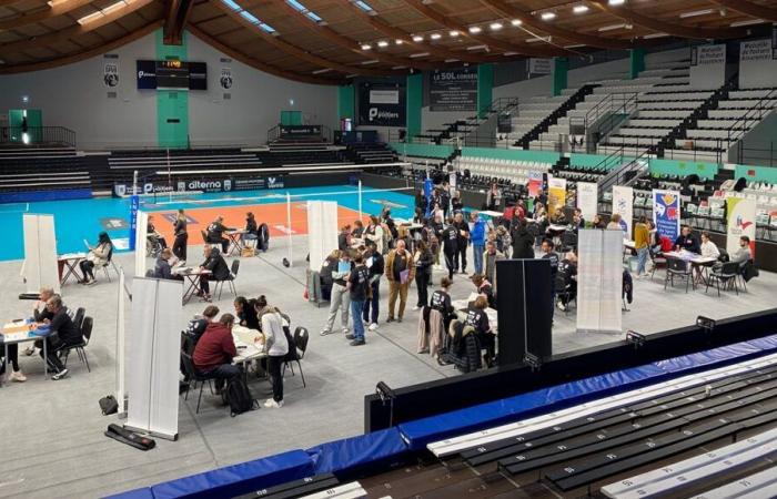 „Es hilft, das Eis zu brechen“: Job-Dating auf den Volleyballplätzen in Poitiers