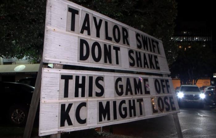 Das Schild des Restaurants in Charlotte ruft Taylor Swift vor dem Spiel der Panthers-Chiefs auf