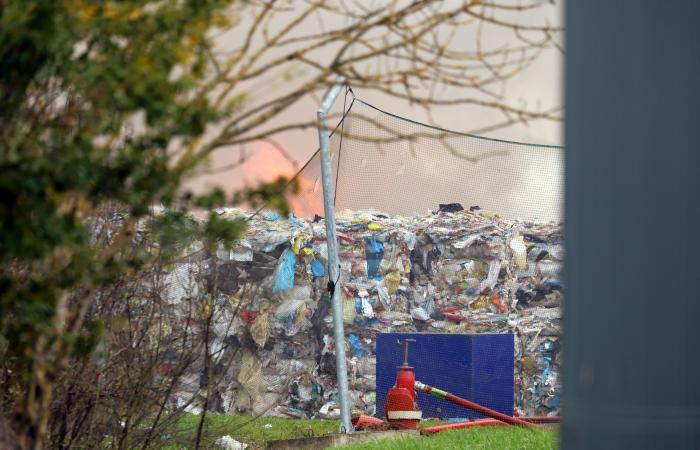 In Indre brennt ein Sortierzentrum