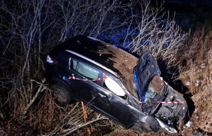 Zweifel. Nach dem Verlassen der Straße landet das Auto in der Schlucht von Malbuisson