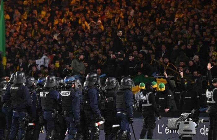 FC Nantes – Le Havre. Das Spiel wurde nach einem versuchten Pitch-Invasion erneut unterbrochen