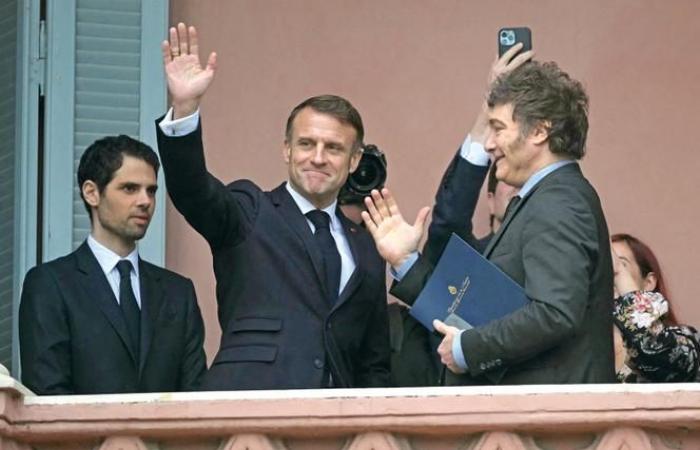 Emmanuel Macron und Javier Milei auf dem Balkon, das könnte ein Detail für Sie sein …