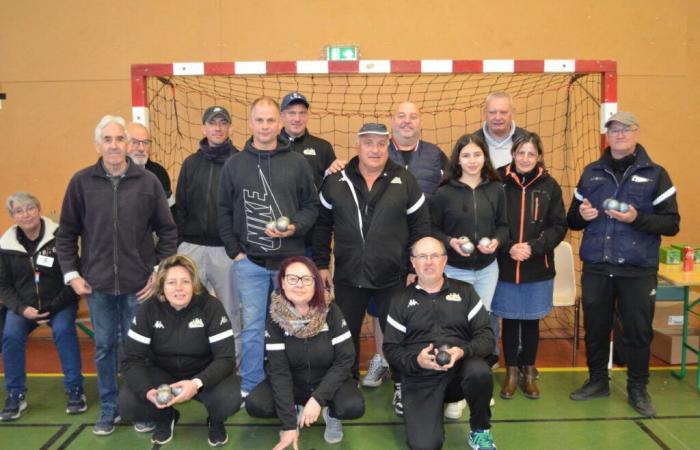 Dieser Pétanque-Club ist mit PVC-Bällen zum Spielen im Innenbereich ausgestattet