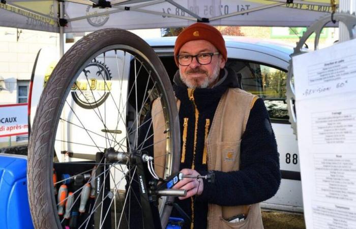 Zu Hause oder auf den Calvados-Märkten repariert Dimitri Gallet Fahrräder