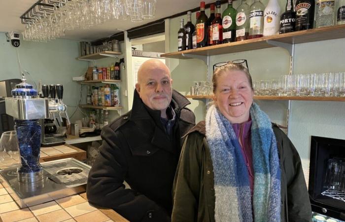 In Orne eröffnet dieses englische Paar das einzige Bar-Restaurant in einem berühmten Dorf wieder