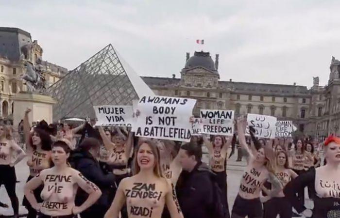 Hundert Femen im Louvre