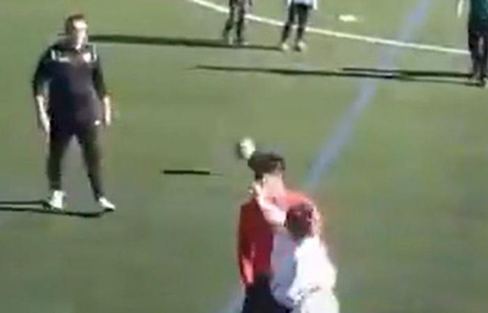 VIDEO. Fußball: „Erbärmlich!“ Wütend schlägt die Mutter eines jungen Spielers den Schiedsrichter eines Kinderspiels heftig