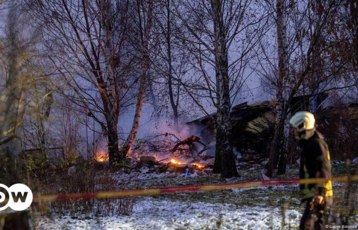 DHL-Frachtflugzeug stürzt in der Nähe des Flughafens Vilnius in Litauen ab – DW – 25.11.2024