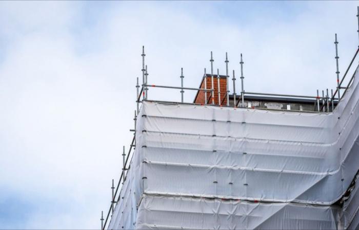 Wegen des Windes stürzte ein 18 Meter hohes Gerüst mitten auf der Straße ein