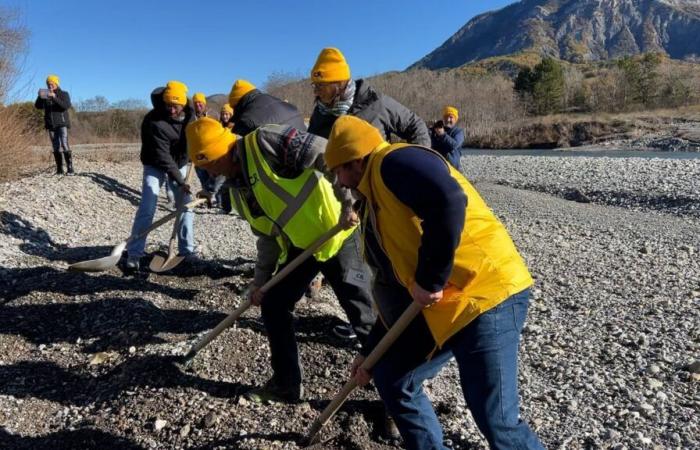 Während einer von der ländlichen Koordinierung organisierten Reinigung der Durance kritisieren Landwirte die Bewirtschaftung der Wasserstraßen