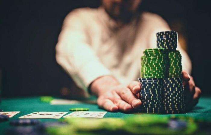 Ein Casino-Händler aus Ohio, dem vorgeworfen wird, mindestens 14 Mal den Pot abgeschöpft zu haben, sagt, er sei unschuldig, obwohl er auf Video gefilmt wurde