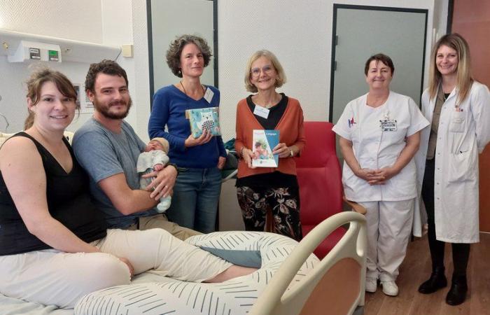 Logopäden bieten Babys auf der Entbindungsstation von Narbonne Bücher an