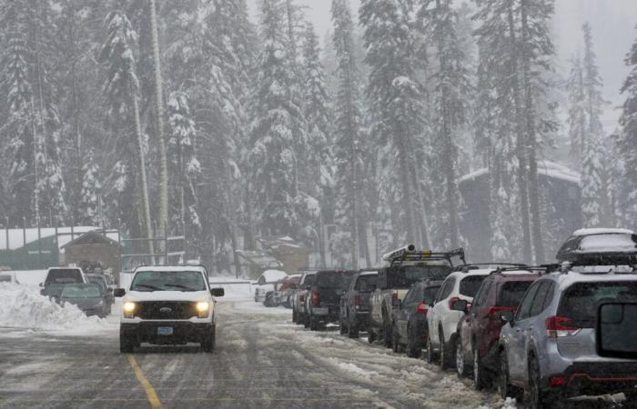 Winterwetterwarnungen für 14 Bundesstaaten mit 7 Fuß Schneehöhe