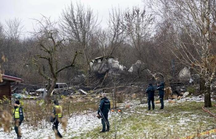 Ein DHL-Frachtflugzeug stürzt in Litauen ab und schlittert in ein Haus, wobei ein spanisches Besatzungsmitglied getötet wird