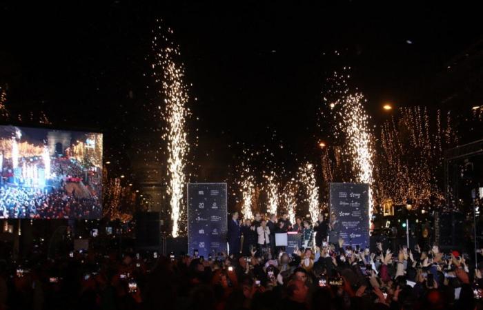 In Paris tauchte die Beleuchtung der Champs-Élysées die Menge in „den Zauber von Weihnachten“ ein.