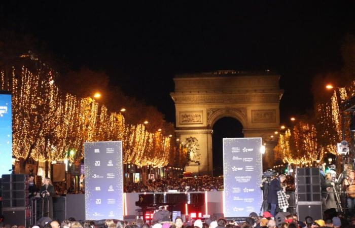 In Paris tauchte die Beleuchtung der Champs-Élysées die Menge in „den Zauber von Weihnachten“ ein.