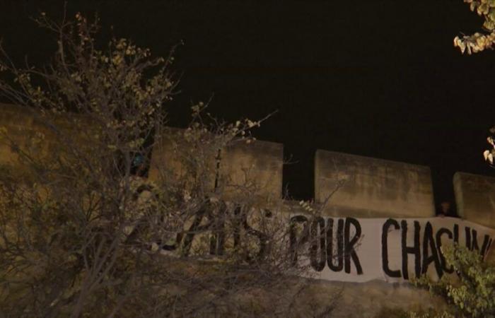 ein Banner, das vor den Anklagen im Mazan-Vergewaltigungsprozess angezeigt wird