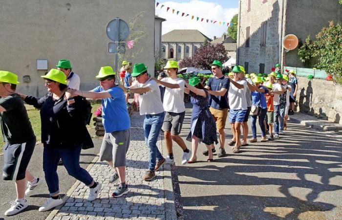 In einer Reihe von 3000 Tänzern streben die Händler dieser Gemeinde im Aveyron den Weltrekord im Fußbrechen an, der in Lozère aufgestellt wird