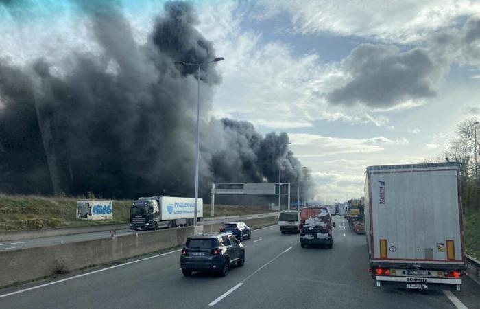 Von der A6 aus ist dicker schwarzer Rauch zu sehen, ein großes Feuer ist im Gange