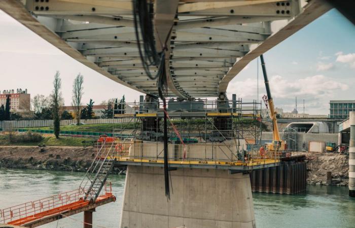 Die Brücke über den Kanal nimmt Gestalt an