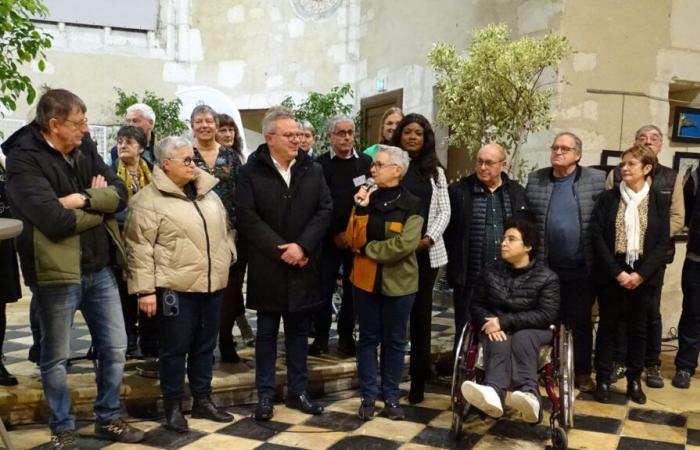 Die Blicke aufgeklärter Amateure auf dem Foto werden in der Saint-Jacques-Kapelle ausgestellt