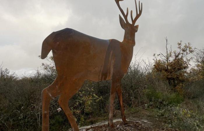 eine monumentale Hirschskulptur oberhalb von Chooz