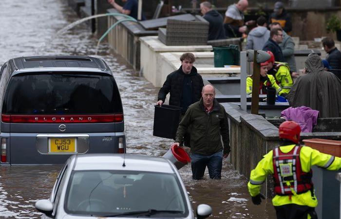 Sturm Bert: Mehrere Tote, als Wind und Regen in Teilen Großbritanniens verheerende Schäden anrichten