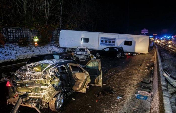 Busunfall auf der A6: Ein Polizist außerhalb des Dienstes starb, die Ermittlungen wurden wegen Tötung und Körperverletzung neu eingestuft