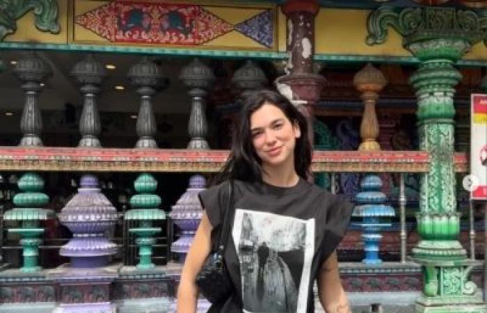 „Zwei sehr schweißtreibende Nächte!“ Dua Lipa bedankt sich bei den KL-Fans für die aufeinanderfolgende Show und teilt Fotos vom Gegenbesuch der Batu Caves