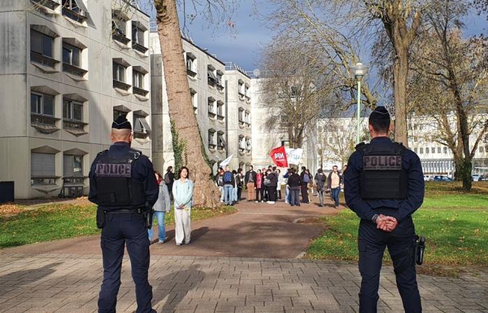 Ein Pfarrer misst den Puls auf dem Saulcy-Campus