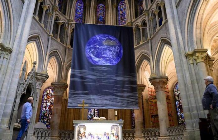 Riesenfoto: „Objectif Terre“ in der Kathedrale von Lausanne